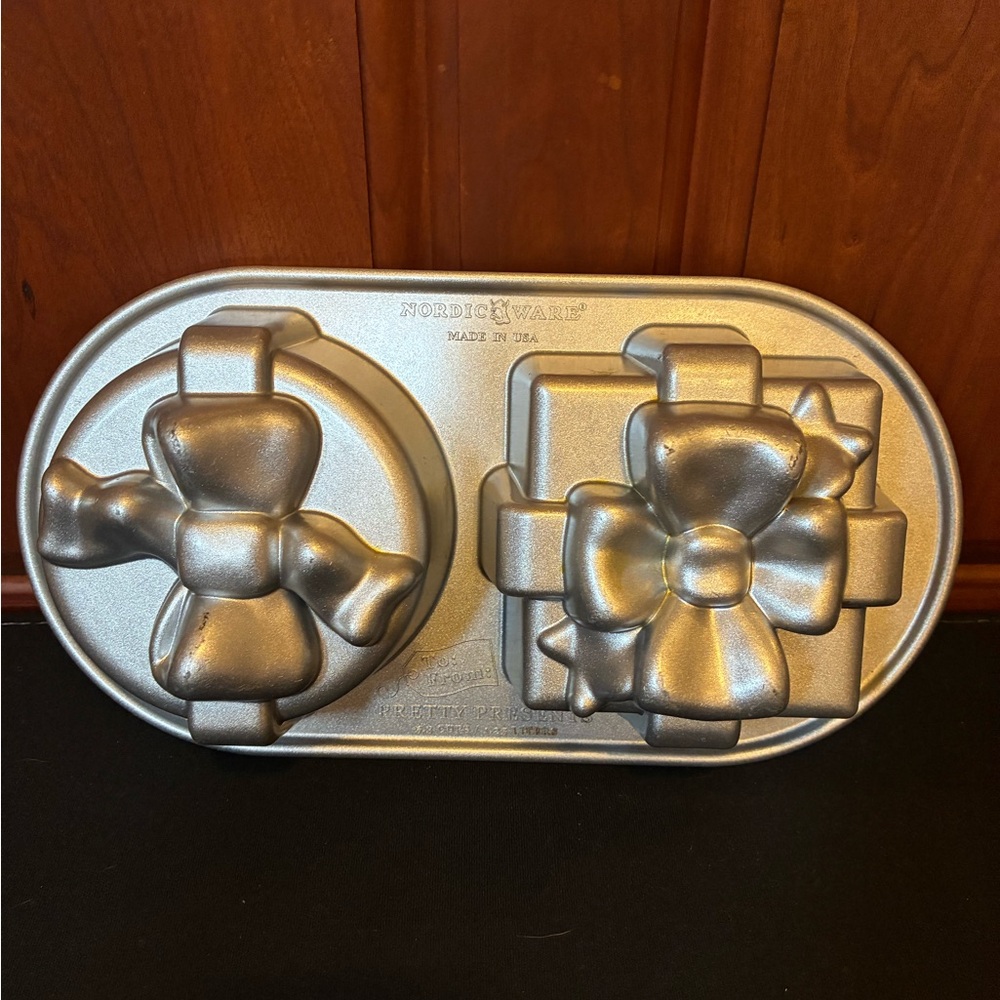 Nordic Ware Silver Bow Cakelet Pan